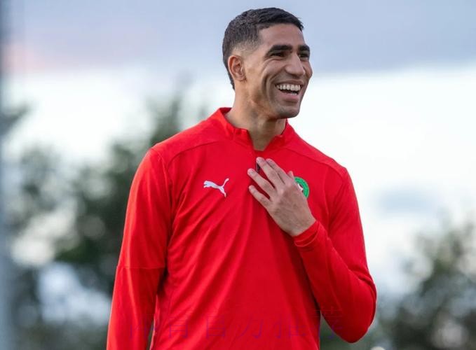 摩洛哥队获非洲杯公平竞赛奖,队长阿什拉夫领奖 摩洛哥队获非洲杯公平竞赛奖,队长阿什拉夫领奖