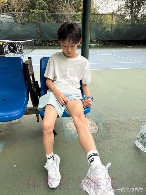 李苑鑫更新社媒分享训练中的趣味日常： 每日一投